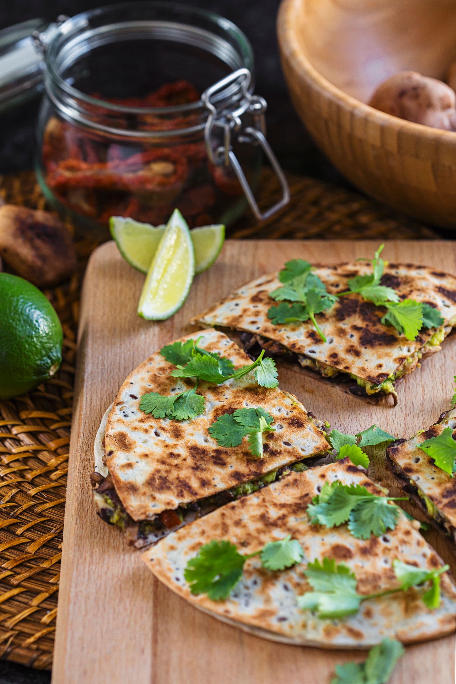 Quesadillas de Feijão-Preto & Abacate com Shiitakes Grelhados