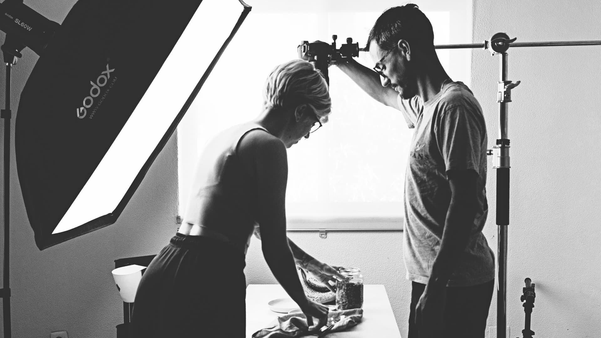 Bastidores de uma sessão fotográfica de comida, com a Rita e o André a preparar o cenário.