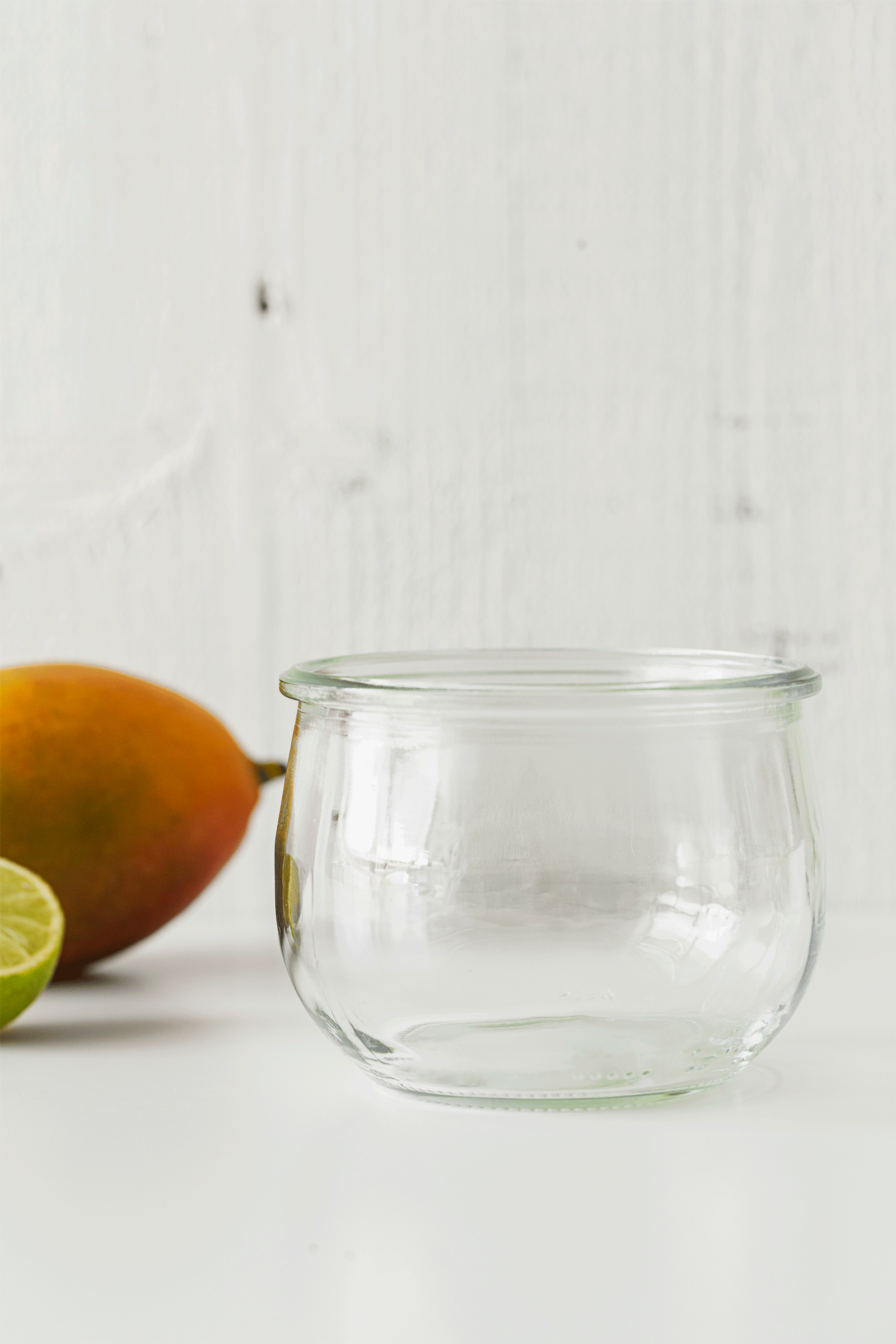 Gif animado da montagem de um frasco com iogurte vegan de caju e manga.