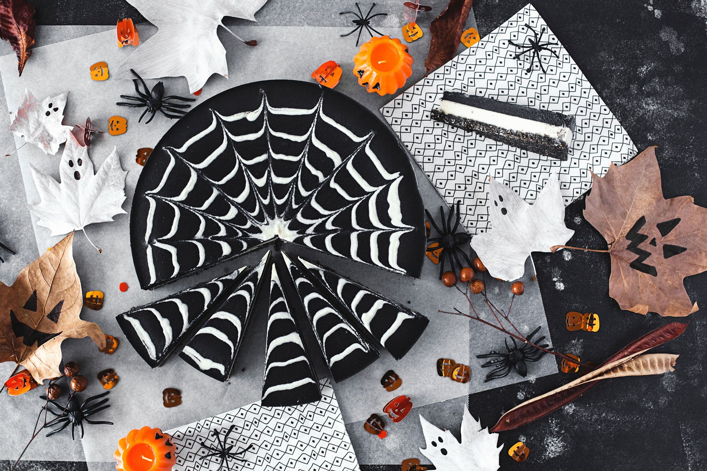 Vista aérea do cheesecake inteiro já cortado e decorado para uma festa de Halloween.
