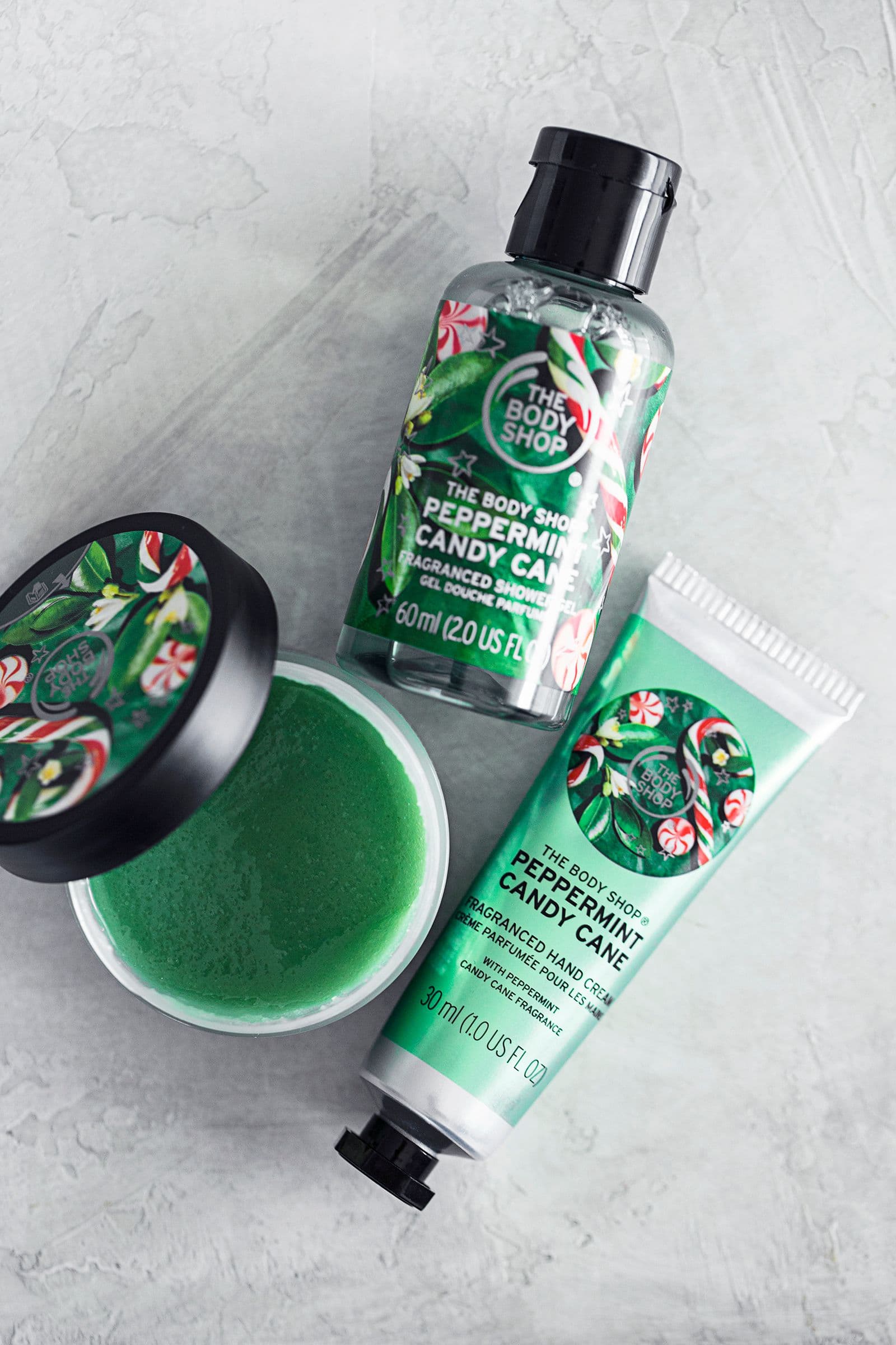 Produtos de cuidados corporais The Body Shop de edição limitada em tons de verde com design natalício.