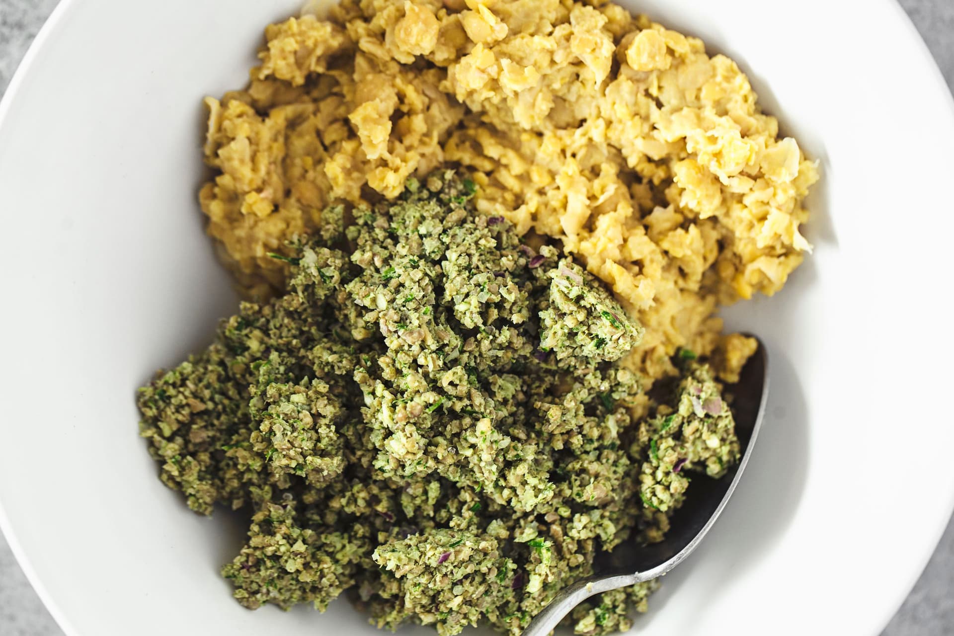 Grão-de-bico esmagado e mistura de sementes de girassol numa tigela, antes de combinar.