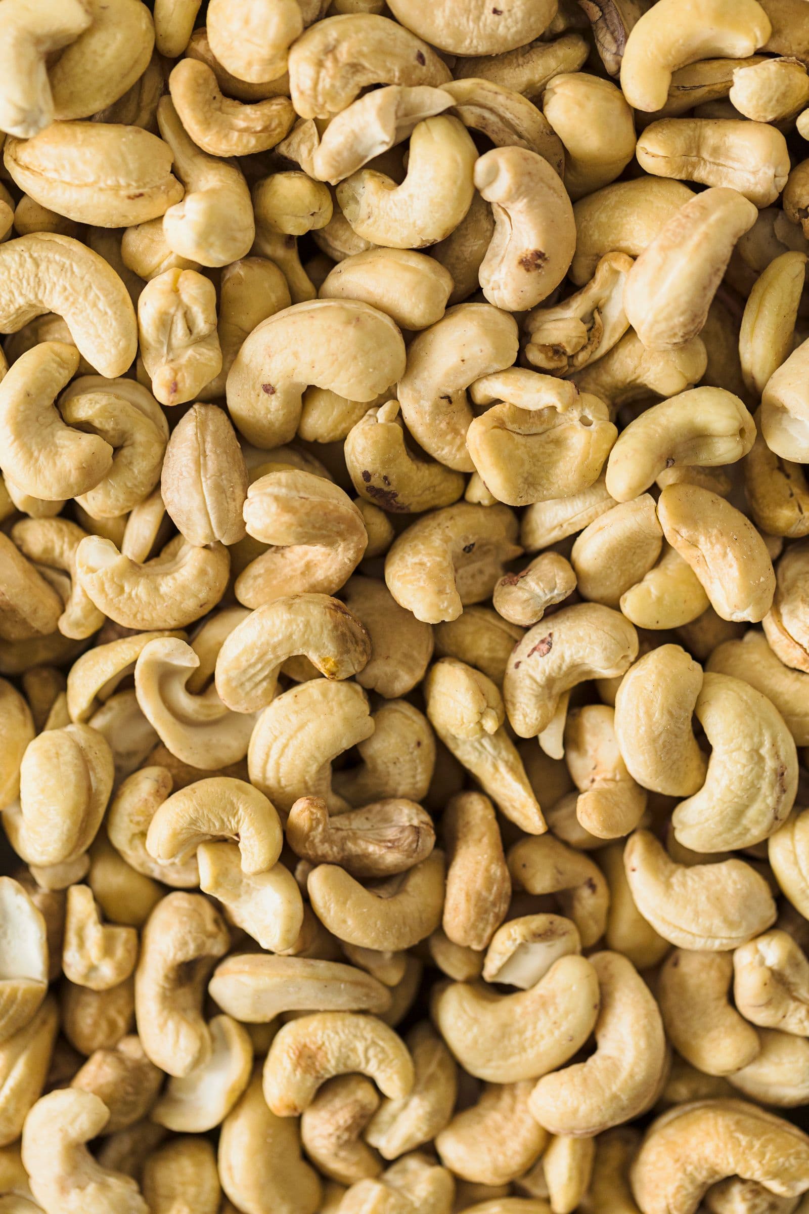 Caju cru em close-up, pronto a demolhar para preparar o iogurte caseiro.
