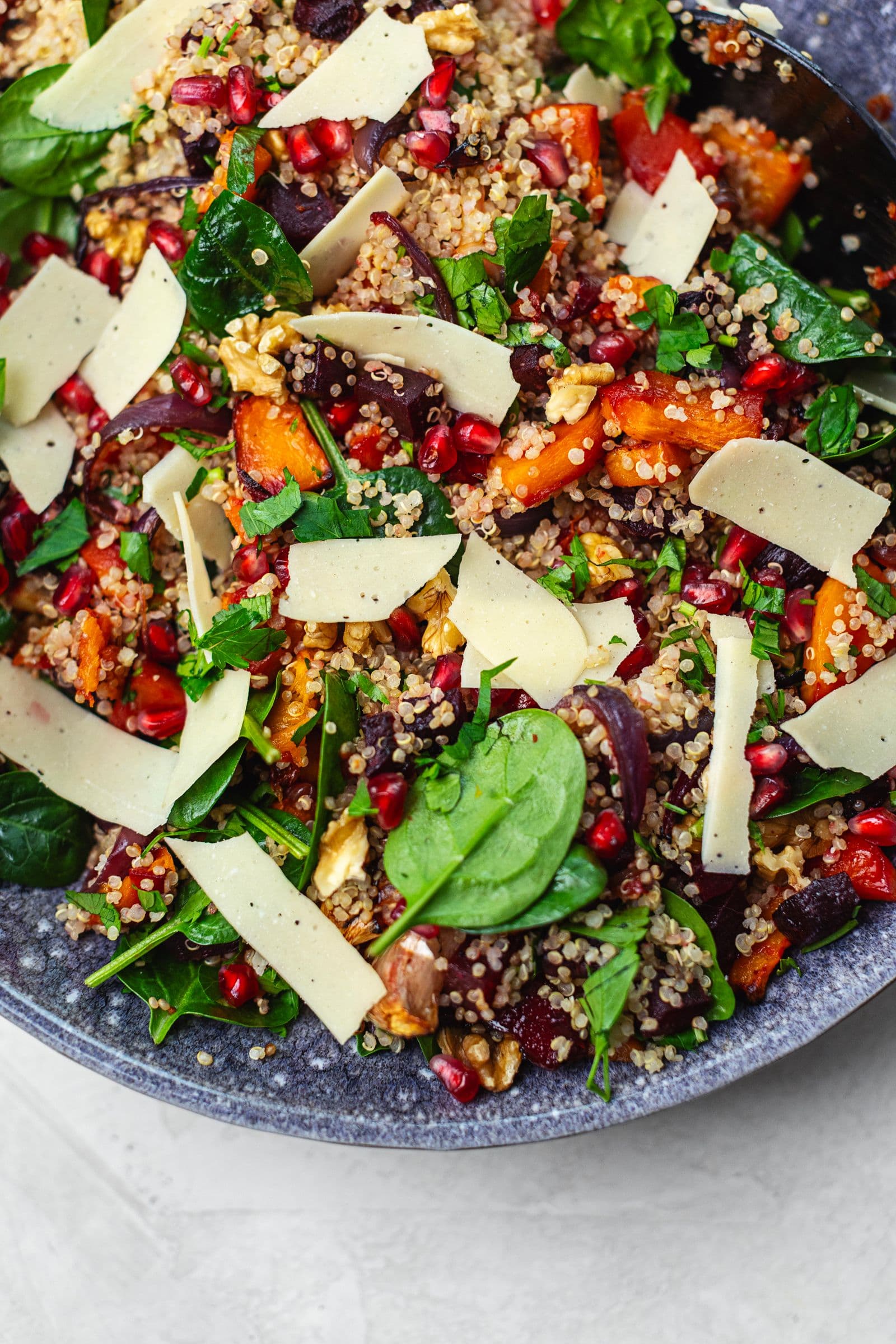 Salada de inverno com quinoa, abóbora assada, beterraba, espinafres, romã, nozes e queijo vegan.