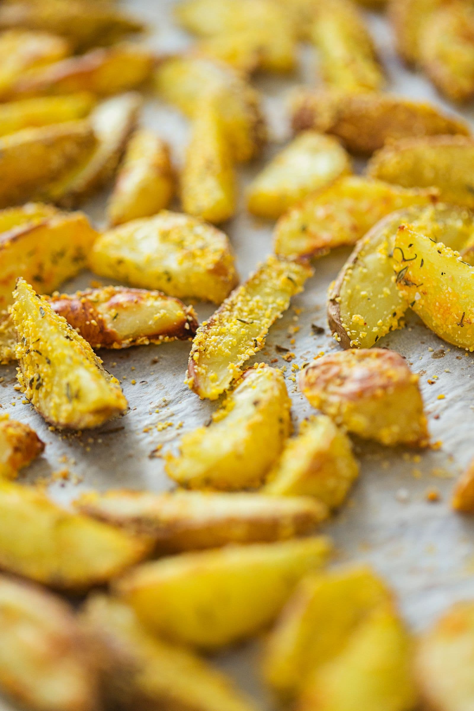 Gomos de batata vistos de perto depois de ir ao forno.