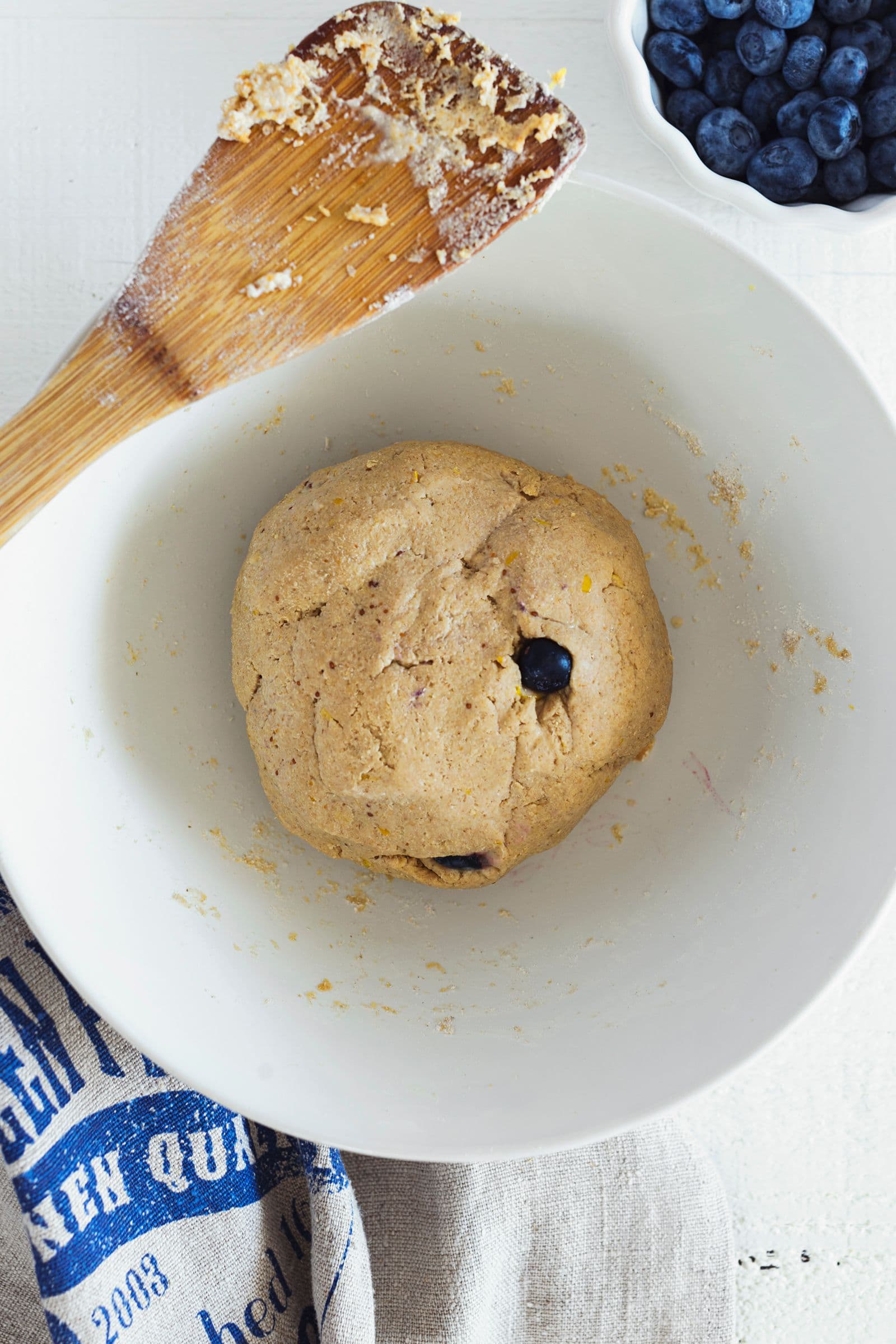 Massa dos scones veganos antes de ser moldada e cortada.