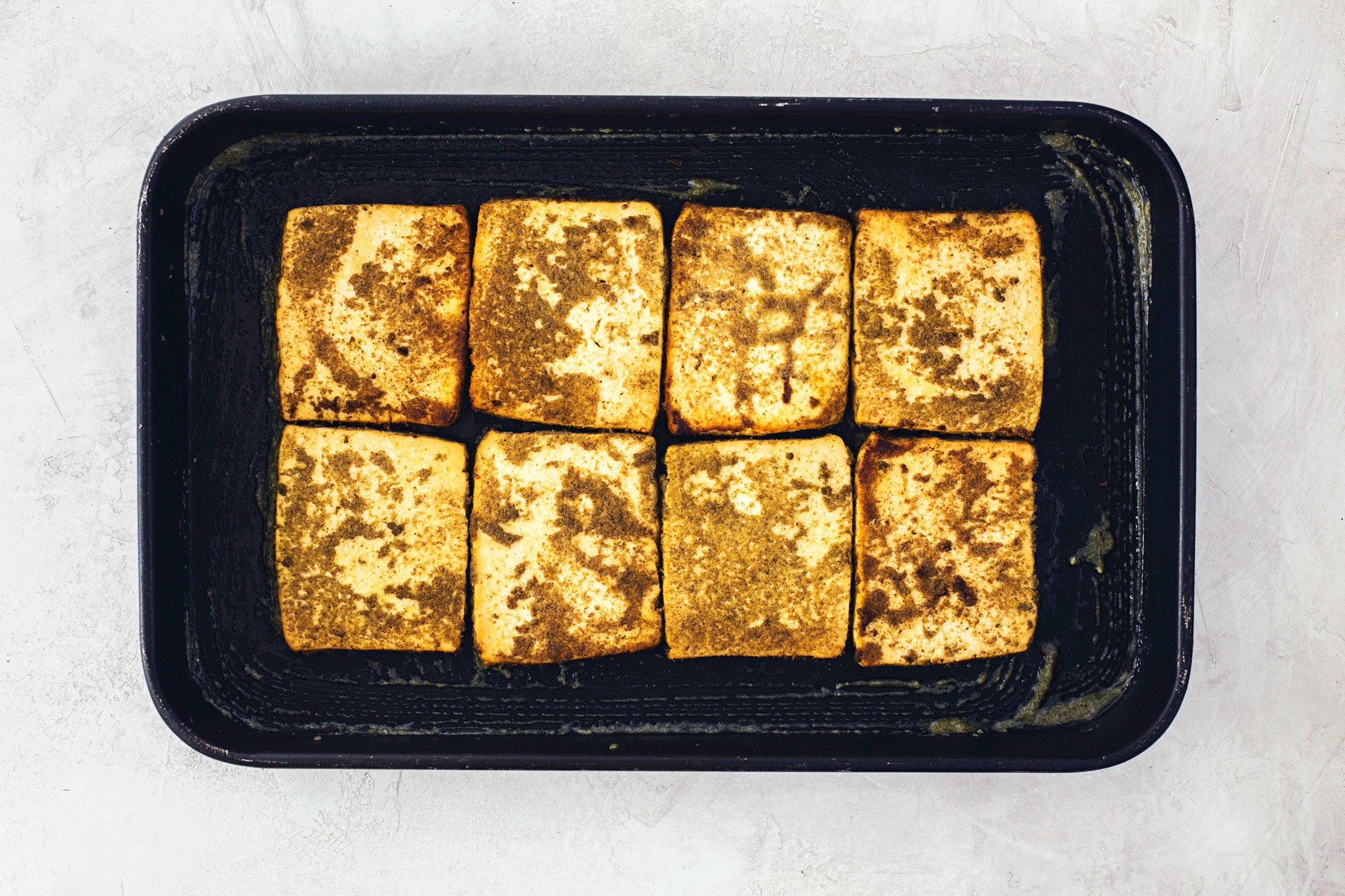 Gif animado com o processo passo a passo da preparação do tofu no forno.