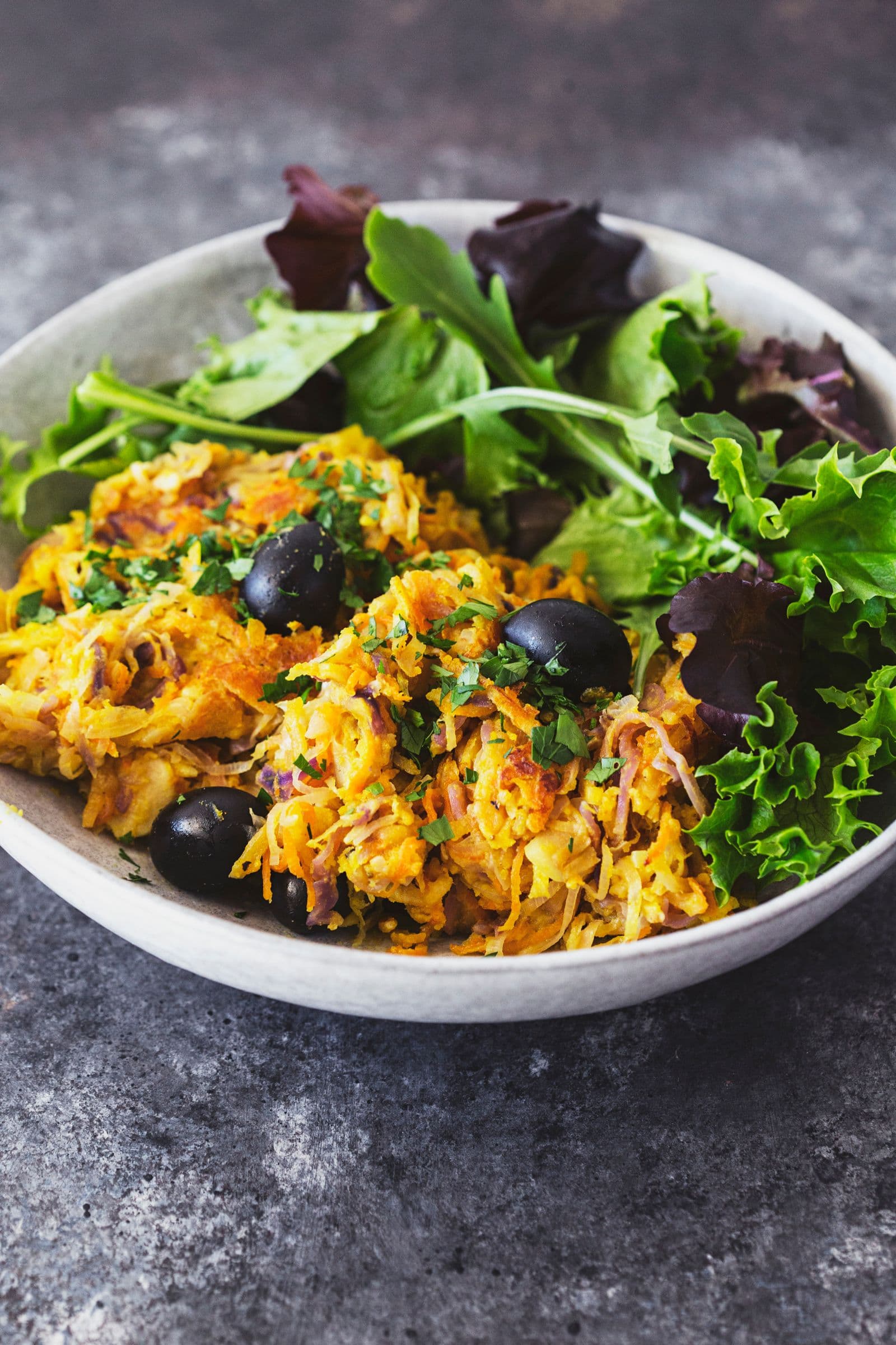 Prato de Vegetais à Brás servido com salada verde fresca.