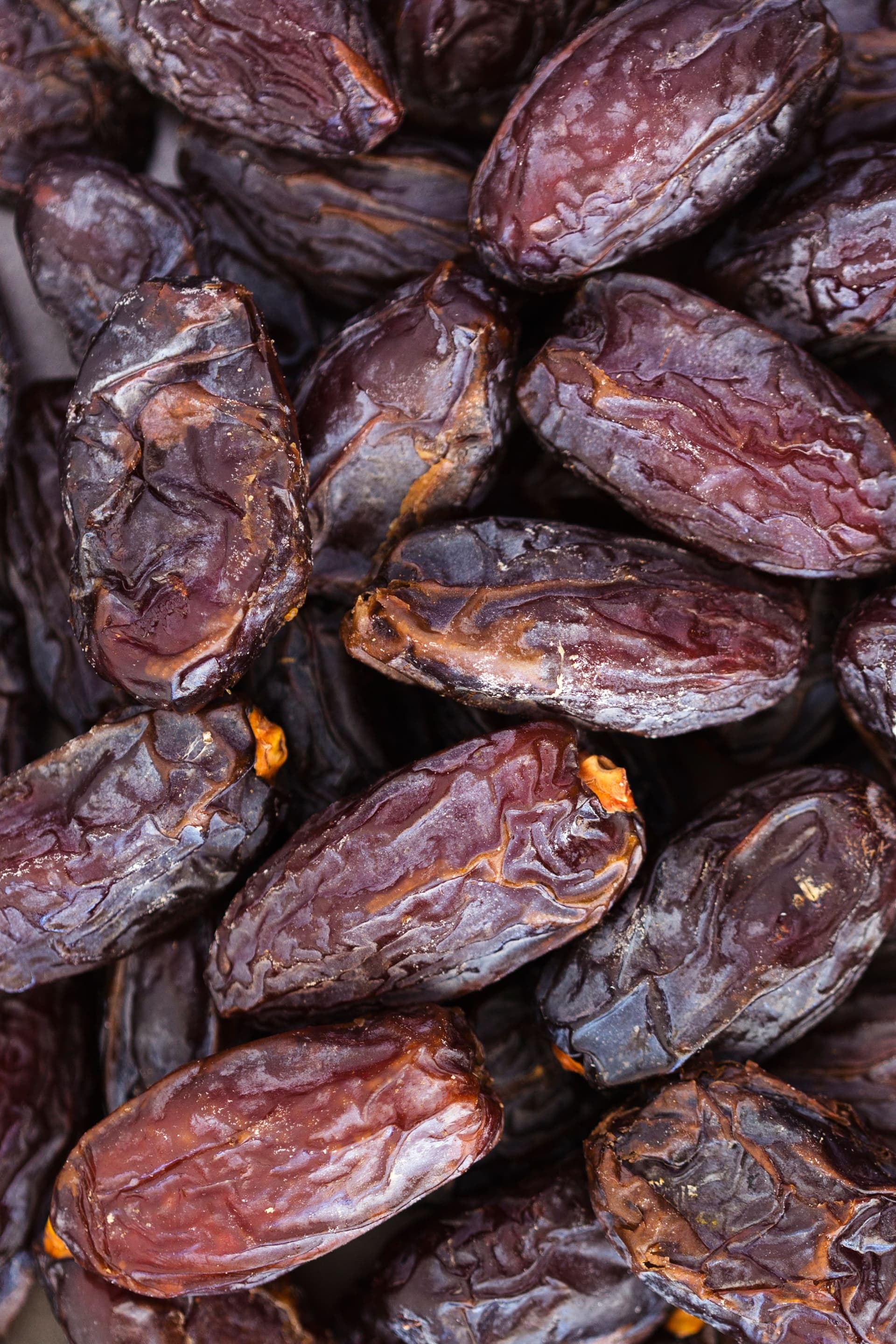 Tâmaras medjoul frescas com aspeto brilhante.