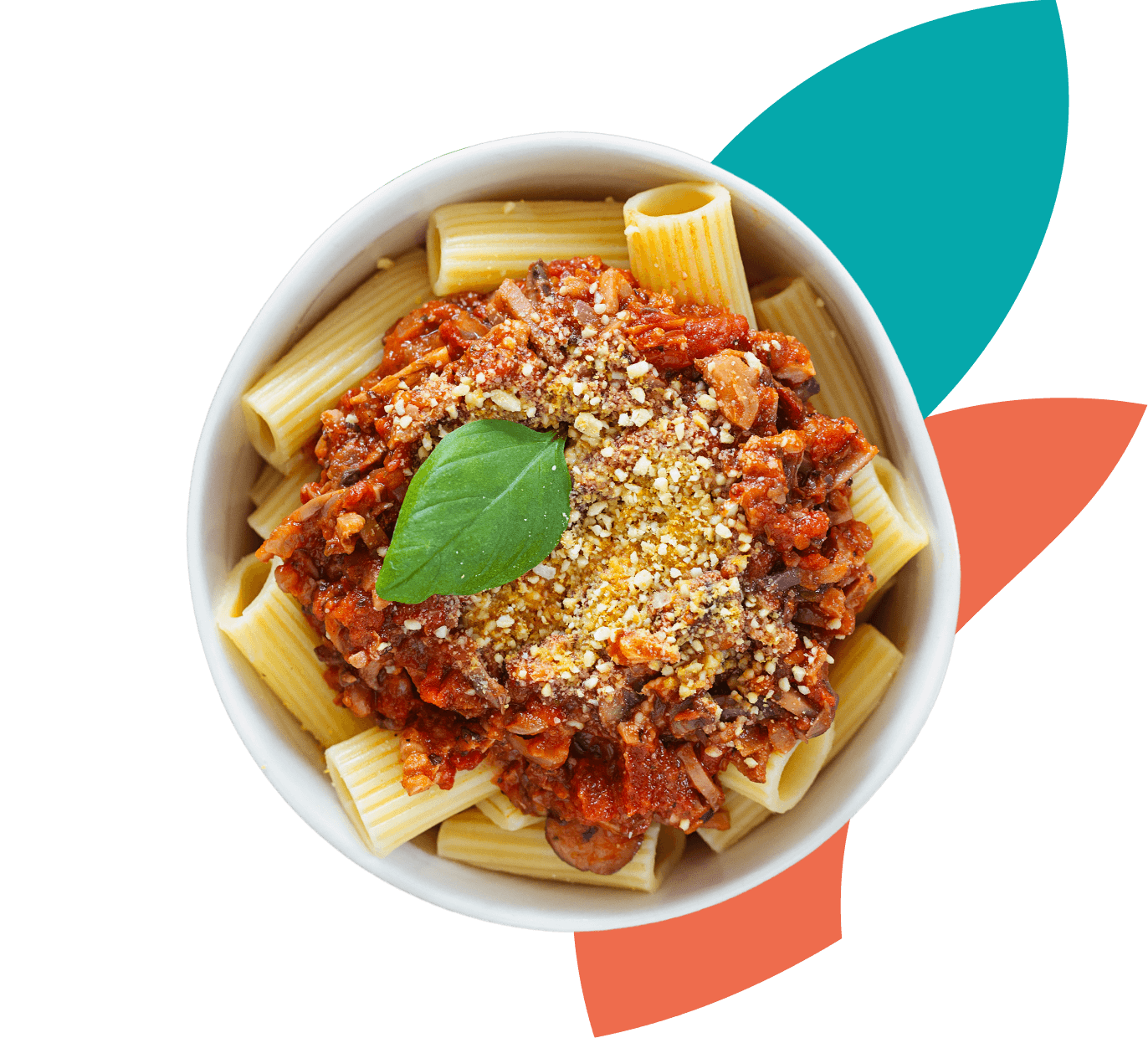 Massa rigatoni com bolonhesa de cogumelos e nozes, coberta com parmesão vegan e manjericão, sobre formas gráficas coloridas