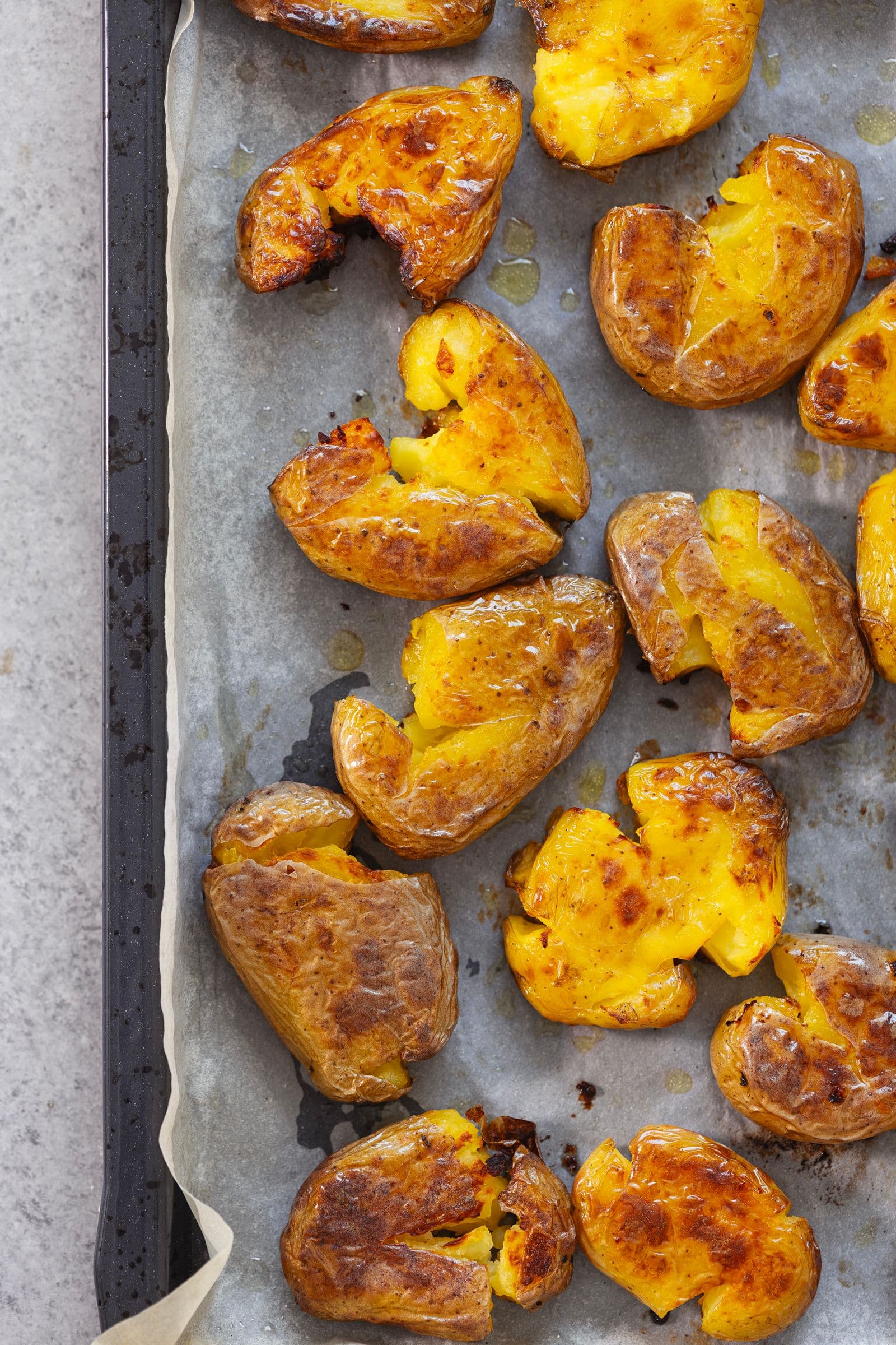 Batatas esmagadas acabadas de sair do forno, douradas e crocantes