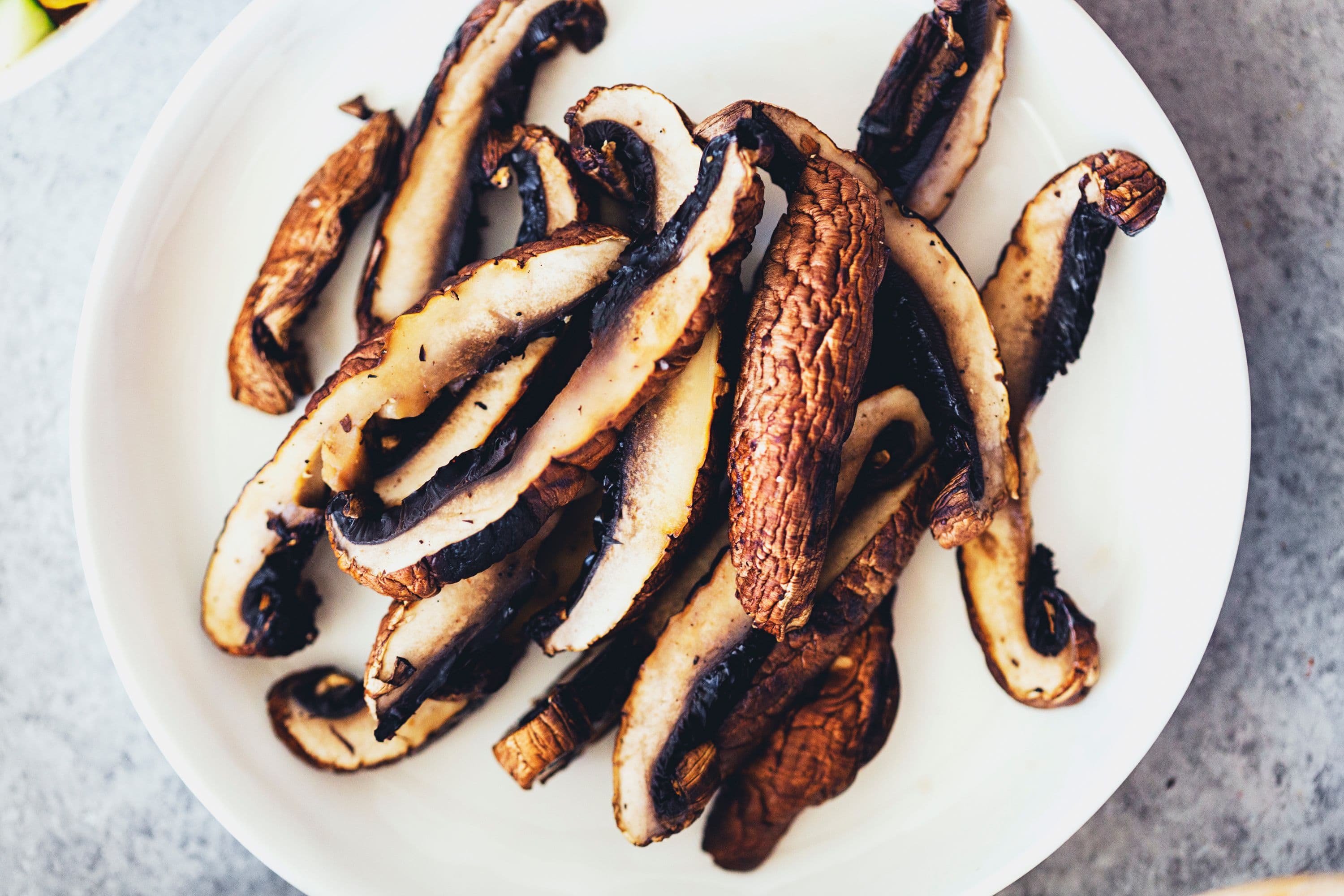 Prato com tiras de cogumelos portobello grelhados.