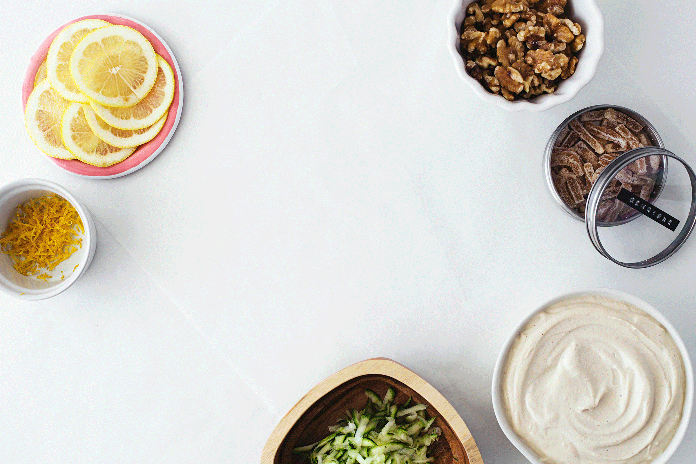 Gif animado com o passo a passo da decoração do bolo.