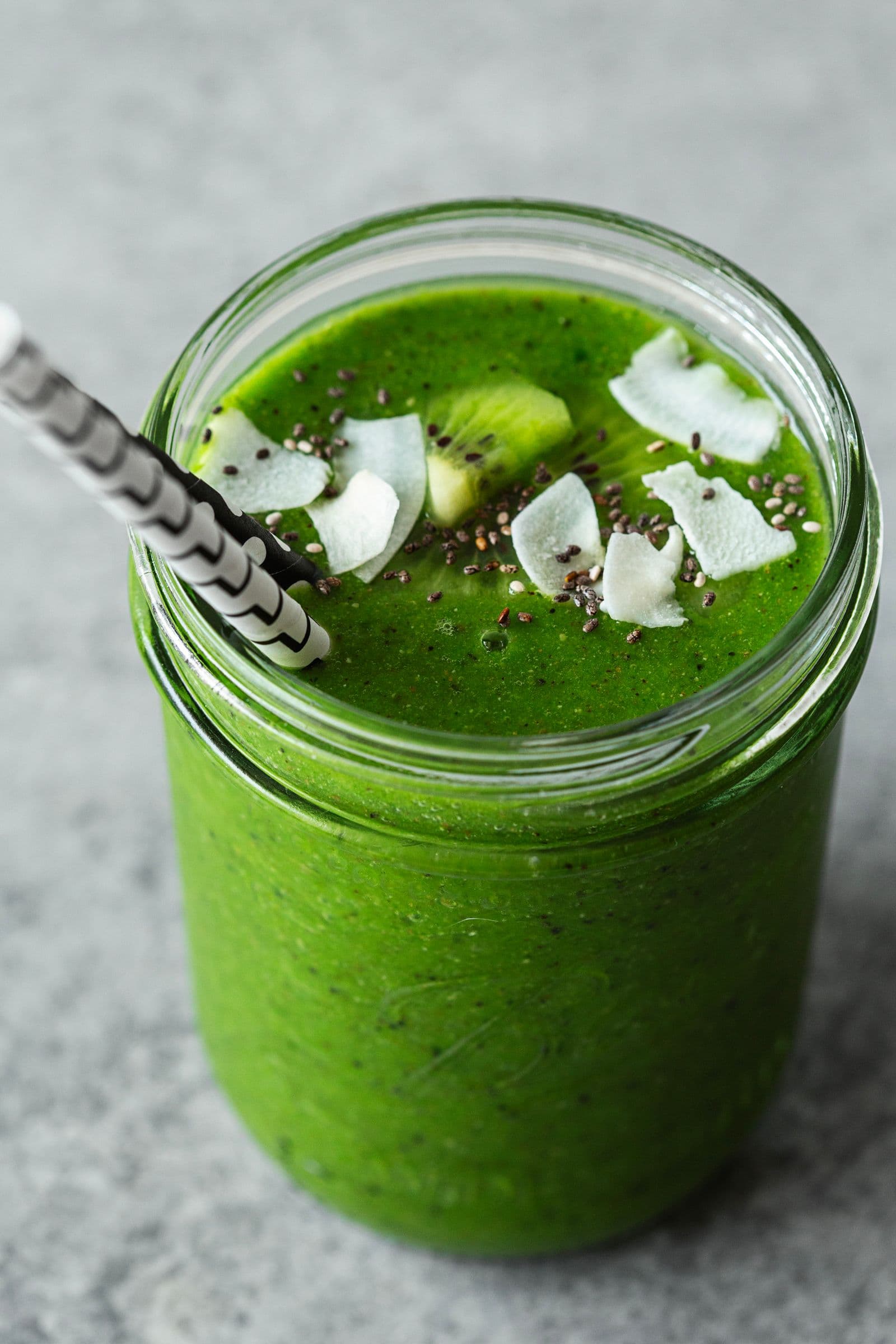 Smoothie detox de espinafres com chia e coco, servido em frasco rústico