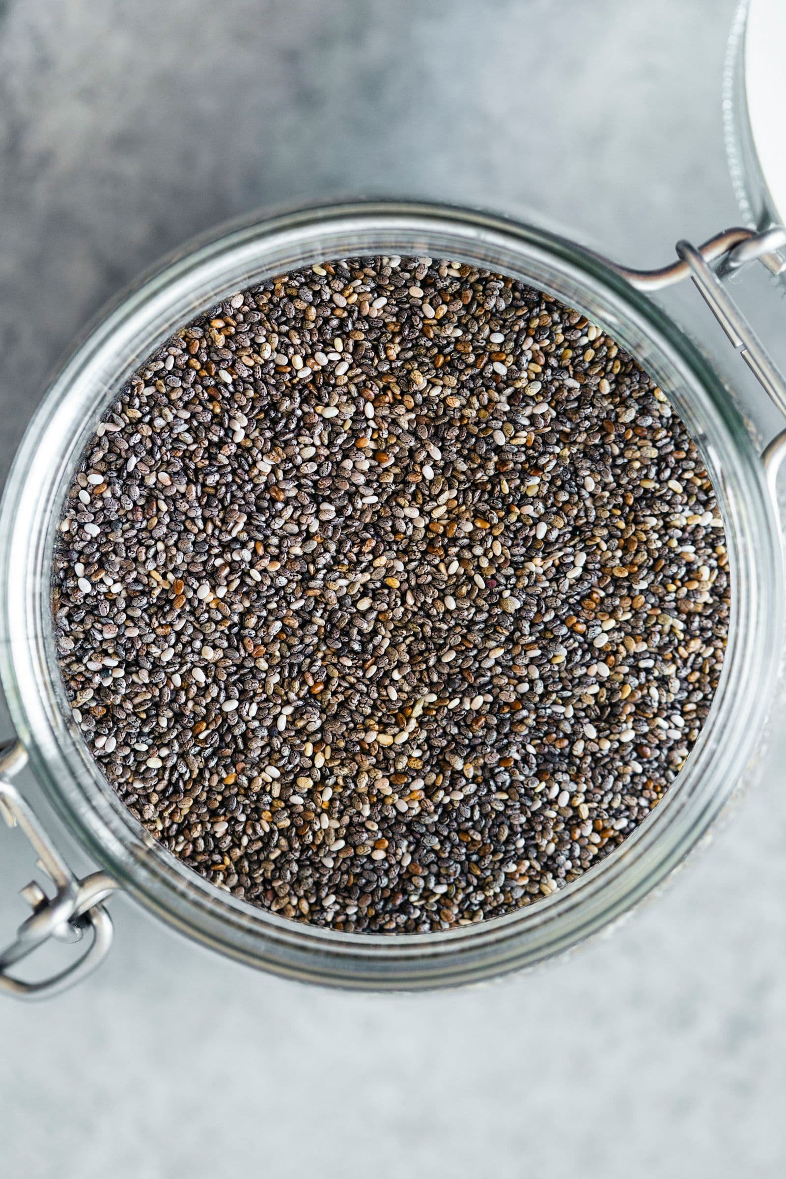 Close-up de sementes de chia num frasco de vidro.