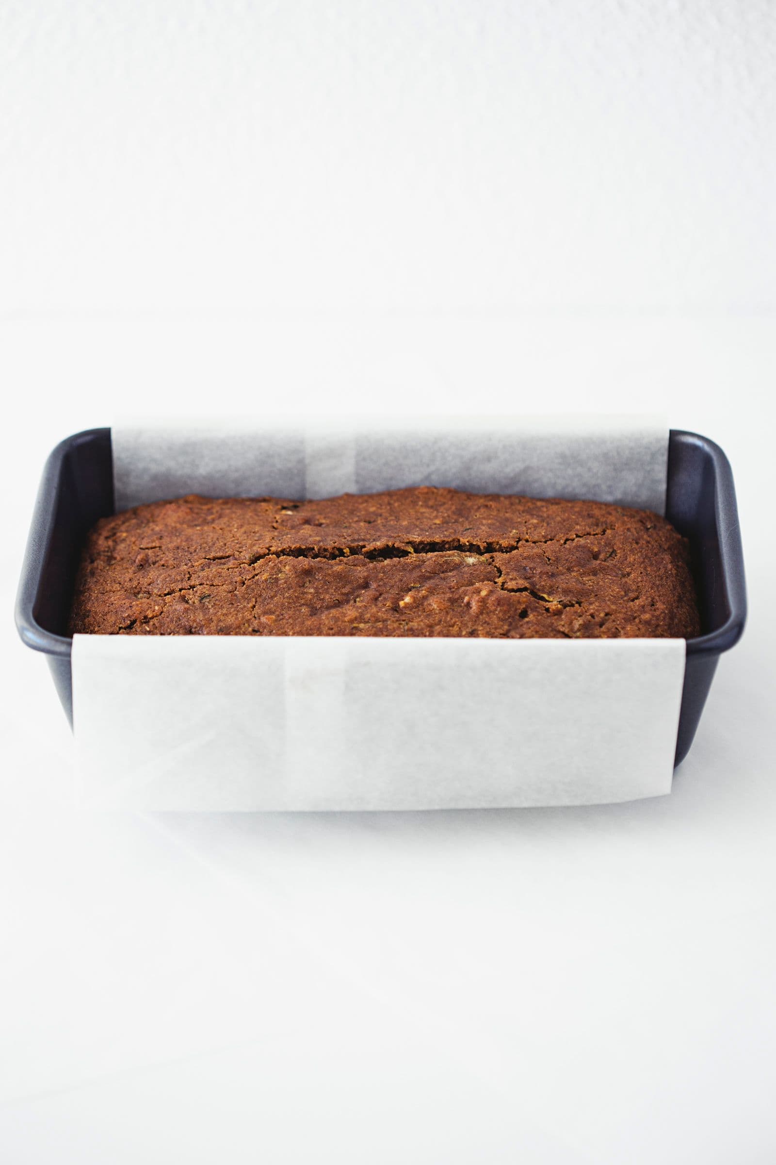 Bolo de curgete e limão acabado de sair do forno a arrefecer na forma.