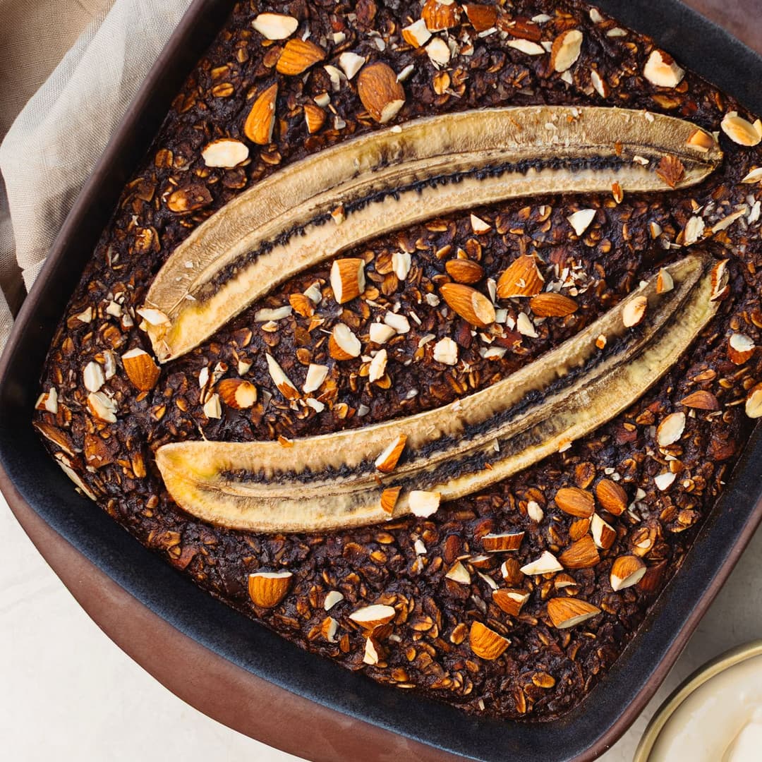 Receita vegan de papas de aveia no forno com chocolate, banana e topping crocante.