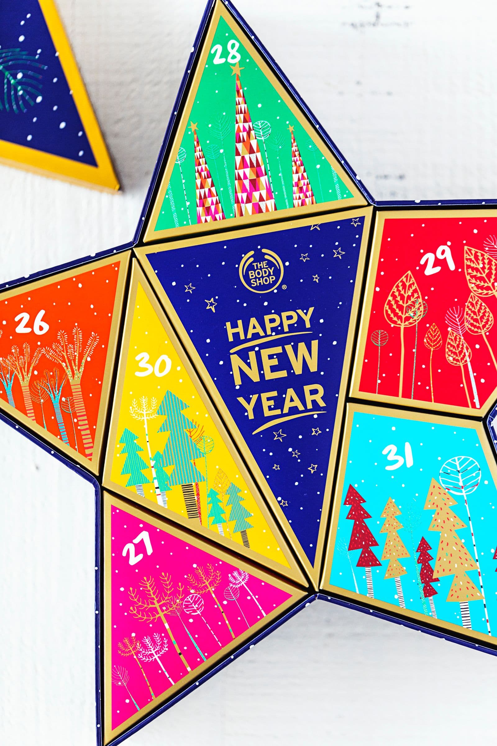 Caixa em forma de estrela da The Body Shop, “Vegan Countdown to New Year”, com cores vibrantes e números dos dias 26 a 31.