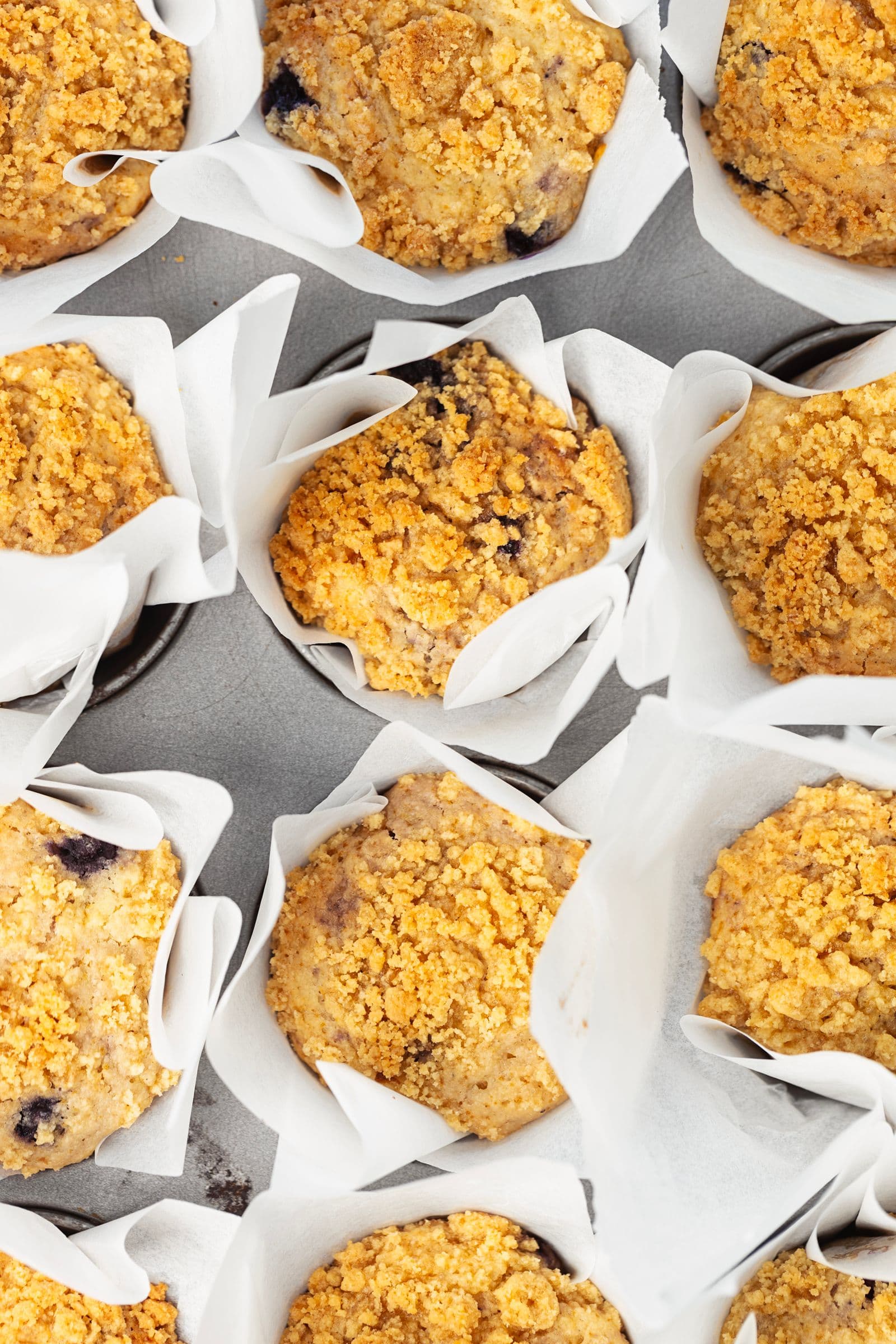 Queques de limão e mirtilos com crumble acabados de sair do forno, ainda na forma.