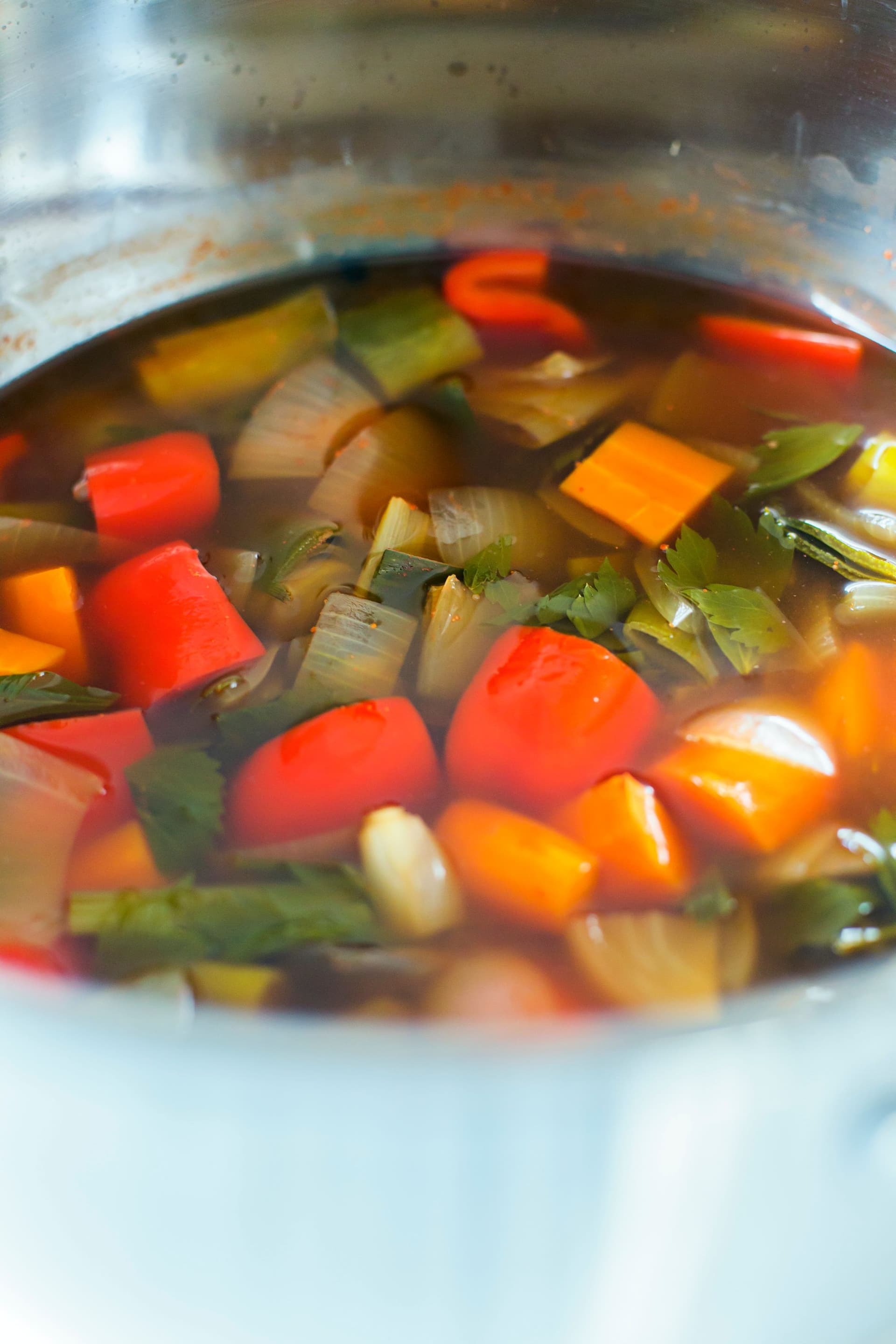 Caldo de legumes a arrefecer na panela em que foi cozinhado.