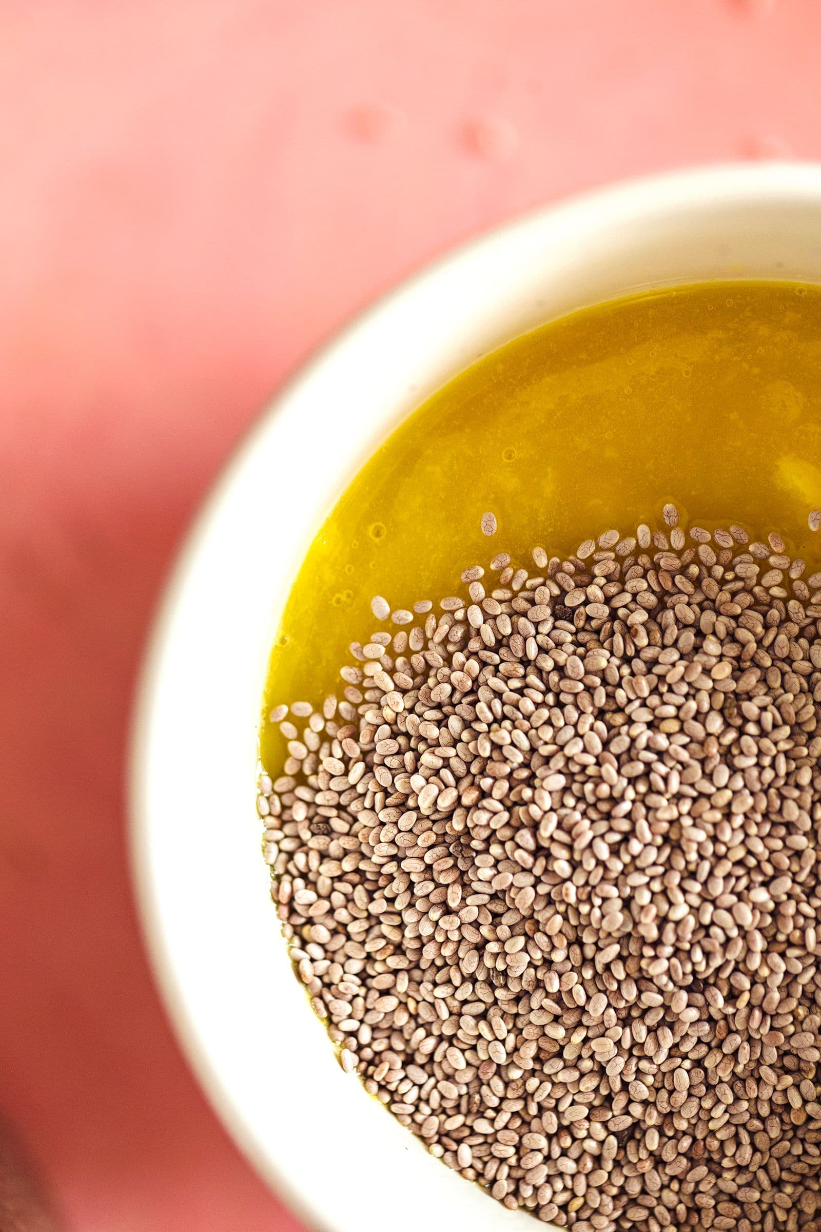 Taça com puré de manga coberto com sementes de chia antes de envolver.