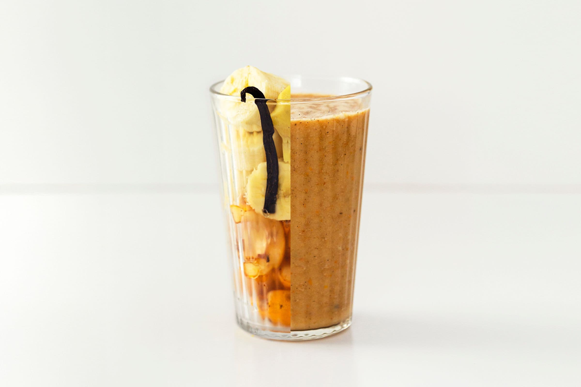 Copo de smoothie em vista dividida: nêspera, banana, baunilha e gengibre de um lado, bebida triturada do outro
