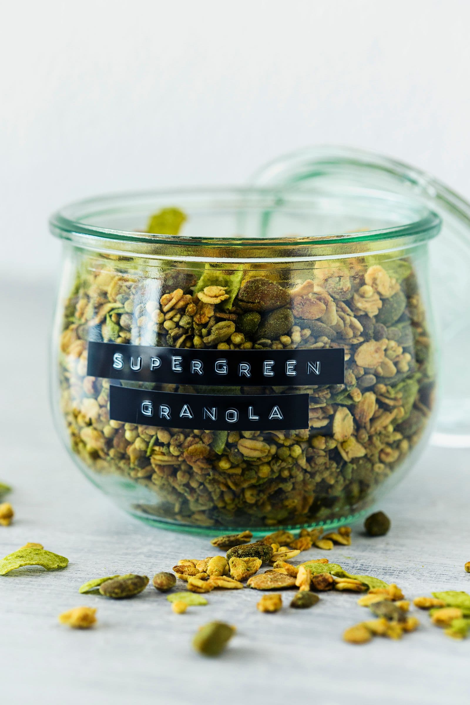 Frasco Weck com granola de coco e lima e rótulo com a inscrição “Supergreen Granola”.