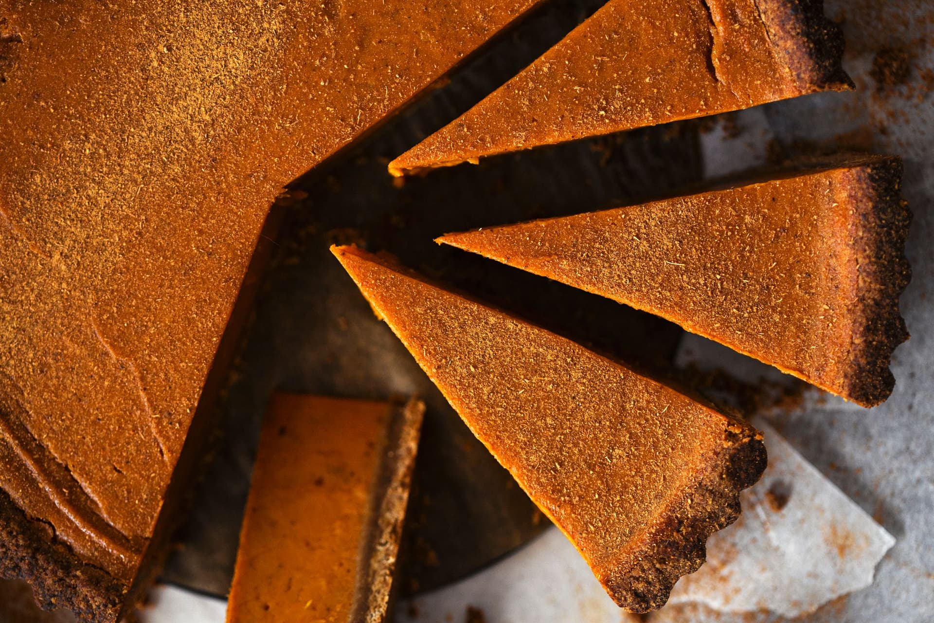 Vista aproximada da tarte de batata-doce com recheio cremoso e crosta crocante.