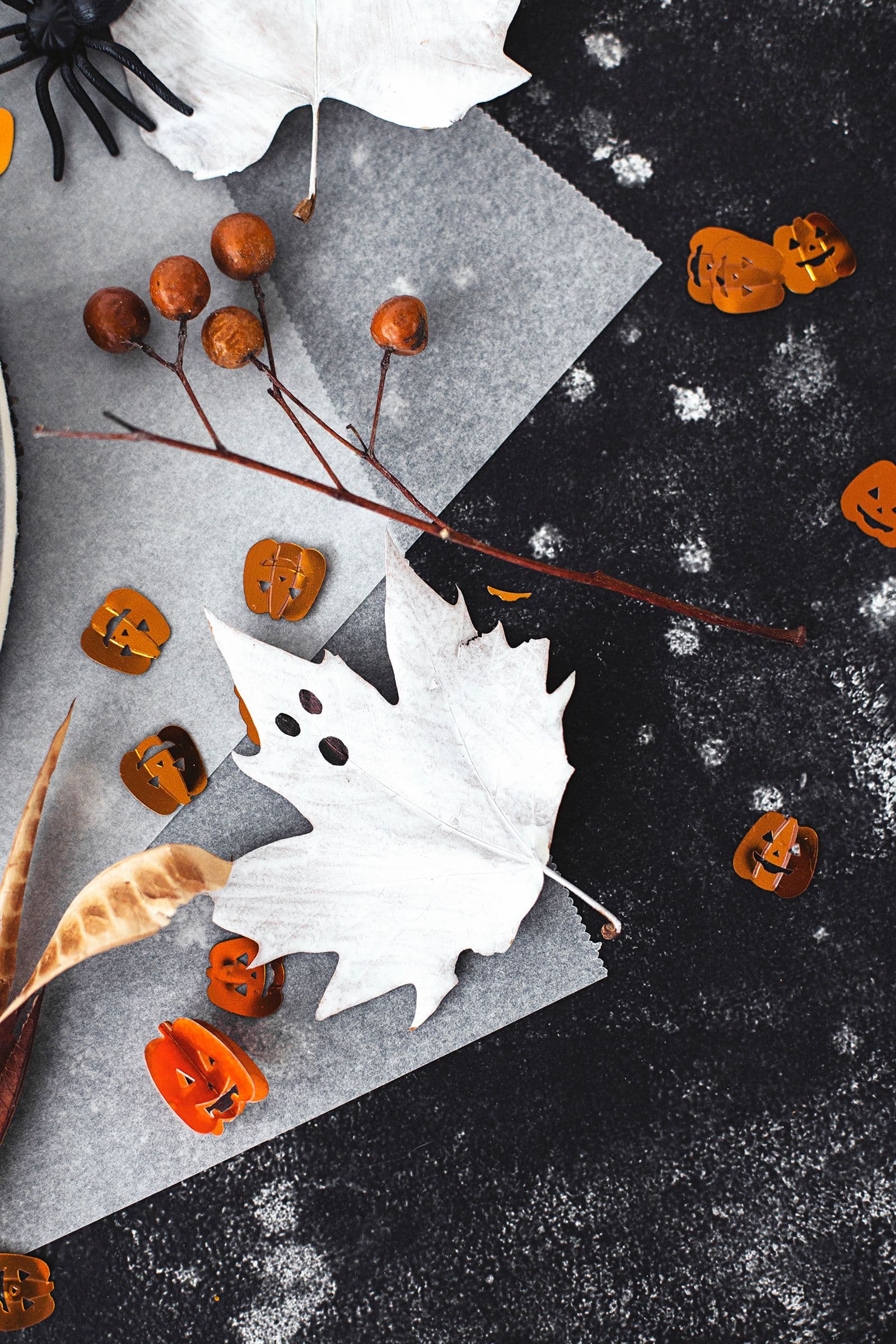 Um cenário composto por decorações de Halloween variadas.