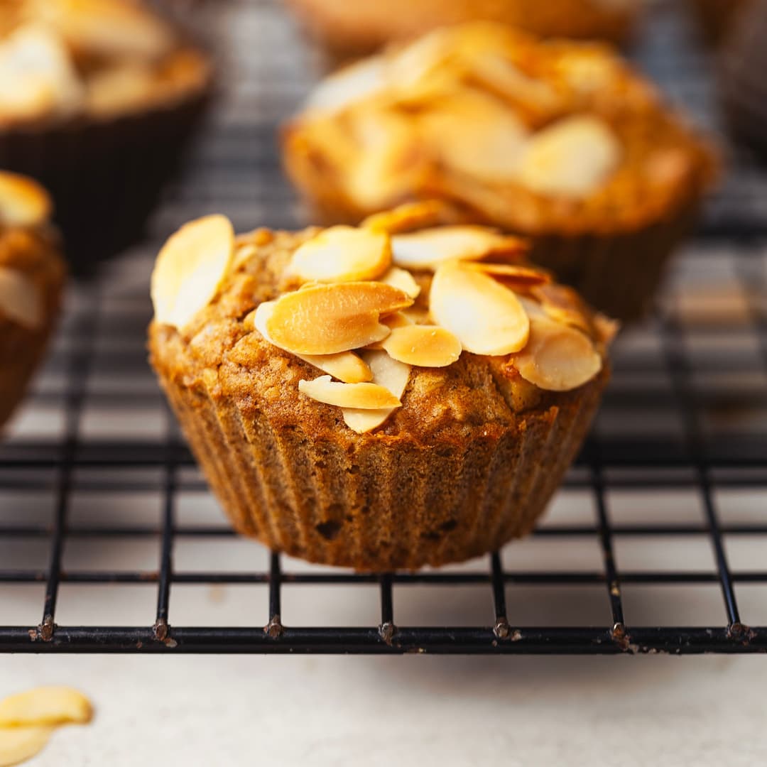 Queque vegan de aveia com pedaços de maçã e topping crocante de amêndoa.